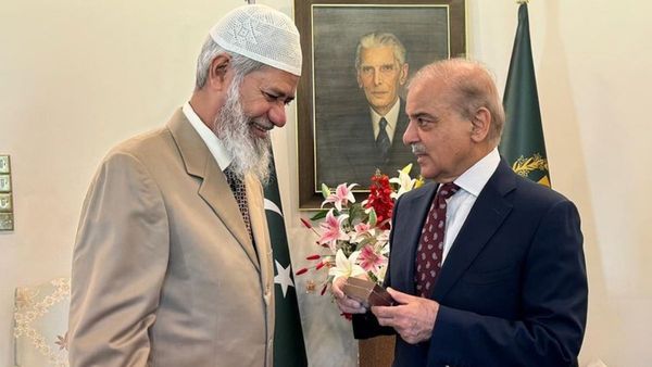 Zakir Naik: भारत को चिढ़ाने जाकिर नाइक को बुलाया गया था पाकिस्तान, शहबाज शरीफ के लिए ही बन गया सिरदर्द