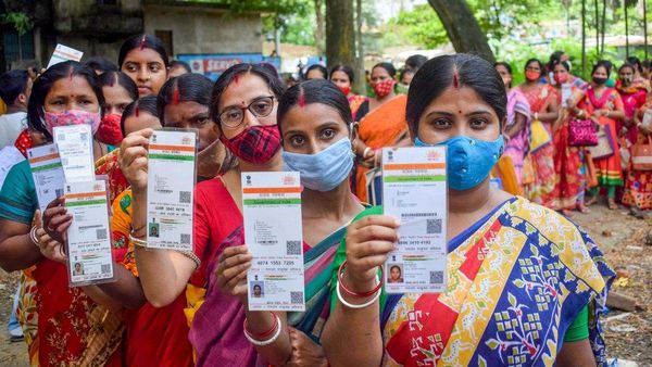 क्या कोई गलत तरीके से कर रहा है आपके आधार का इस्तेमाल? ऐसे करें हिस्ट्री चेक और बायोमेट्रिक्स लॉक