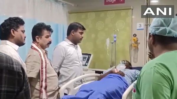 आंध्र की फार्मा यूनिट में गैस लीक होने से 1 की मौत, घायलों से मिलने पूर्व मंत्री अस्पताल पहुंचे