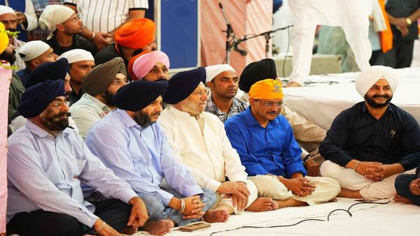 गुरु नानक जयंती पर अरविंद केजरीवाल ने गुरुद्वारा रकाब गंज में टेका मत्था
