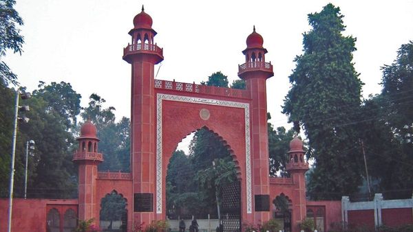 AMU का अल्पसंख्यक दर्जा नए सिरे से होगा तय, 3 जजों की नई बेंच करेगी तय: Supreme Court