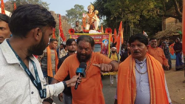 160KM तक चोटी से हनुमान रथ खींच ओरछा पहुंचेंगे बाबा, अनोखा भक्‍त भी धीरेंद्र शास्त्री की यात्रा पर चल रहा साथ