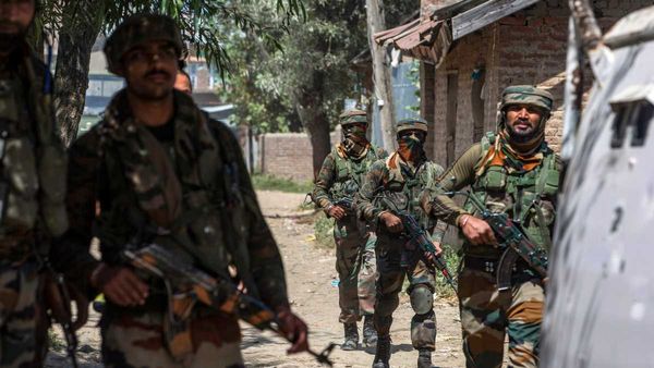 Bandipora Encounter: बांदीपोरा के जंगल में जारी मुठभेड़ में आतंकवादी ढेर, एक फंसा, ऑपरेशन जारी