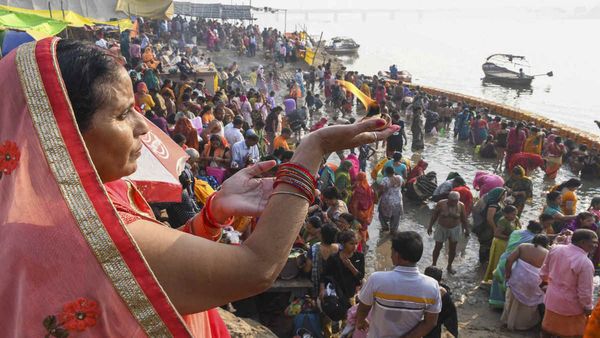 Bhai Dooj 2024: यमुना के घाटों पर उमड़ी भारी भीड़, यम फांस से मुक्ति के लिए भाई-बहनों ने लगाई डुबकी