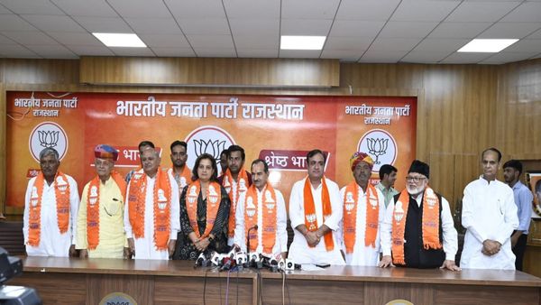 Rajasthan: BJP ने उपचुनाव से पहले कांग्रेस में लगाई सेंध, पूर्व जिलाध्यक्ष सहित 14 नेता हुए पार्टी में शामिल