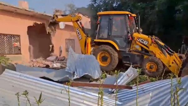 एमपी में फिर एक साथ गरजे 5 बुलडोजर, माफियाओं में दहशत, इस शहर में ध्वस्त किए 90 करोड़ के अवैध कब्जे