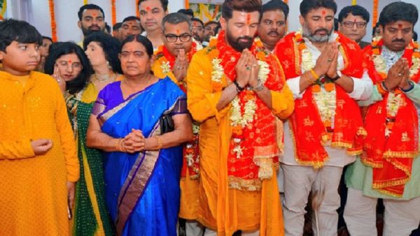 Bihar Politics: खोई हुई चीज़ें वापस पा रहे चिराग, मां ने कहा पति के साथ आती थी, पुत्र के साथ आना भावुक क्षण
