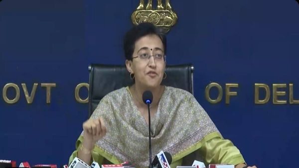 छतों पर सोलर पैनल लगवाना होगा आसान, CM आतिशी ने लॉन्च किया 'दिल्ली सोलर पोर्टल'