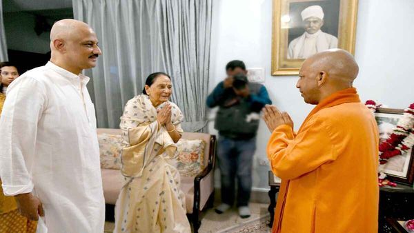 न्यायमूर्ति गिरिधर मालवीय के परिजनों से मिले CM योगी; संवेदनाएं व्यक्त कीं