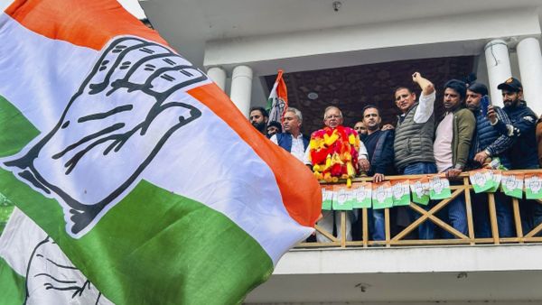 J&K: विशेष दर्जे वाले प्रस्ताव को लेकर कांग्रेस ने बीजेपी पर क्यों लगाया देश को गुमराह करने का आरोप