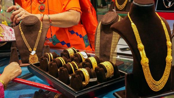 Gold Rate: सोने के भाव में उछाल, चेक करें आज आपके शहर में क्या है गोल्ड-सिल्वर का रेट  