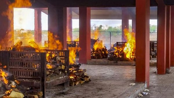 चिता पर रखी लाश की अचानक चलने लगी सांसें, फिर हुआ कुछ ऐसा मुर्दे के जिंदा होते ही डॉक्टरों पर लटकी तलवार!