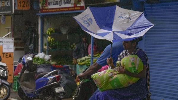 Cyclone Fengal: भारी बारिश के बीच चेन्नई एयरपोर्ट बंद, लोकल ट्रेनों पर असर,CM स्टालिन का राहत शिविरों में दौरा