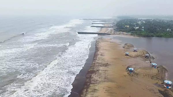 Cyclone Fengal: तटीय इलाकों में बढ़ा चक्रवात फेंगल का खतरा, पुदुचेरी में लैंडफॉल का अलर्ट