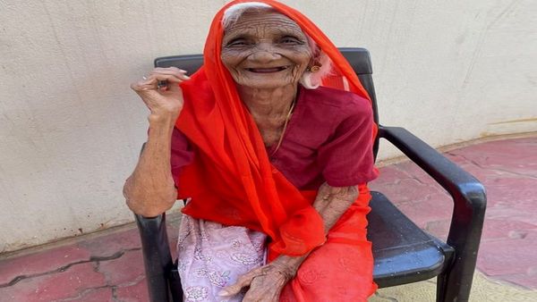 Jhamku Devi: उम्र 108 साल, परपोते 8, परपोतियां 22,  बुढ़ापे में भी थी युवास्‍था जैसी फुर्ती, जानें सेहत का राज