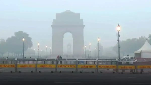 Delhi Gas chamber: दिल्ली में छाई धुंध की चादर, उड़ानें प्रभावित, AQI बेहद खराब, कब मिलेगी राहत?