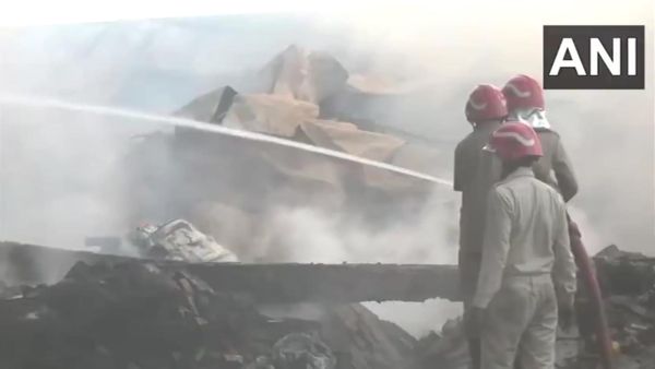 दिल्ली के अलीपुर में आग पर काबू पाने की कोशिश दूसरे दिन भी जारी, 35 दमकल और 200 कर्मियों ने संभाला मोर्चा