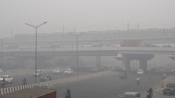 Weather Update: धुंधे-कोहरे के साथ दिल्ली की सुबह, तापमान में गिरावट शुरू