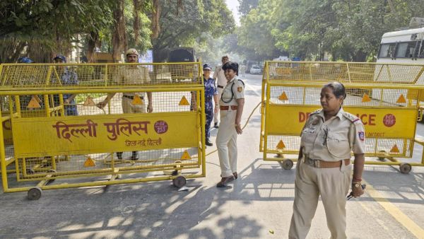 Delhi Firing: दिल्ली में किराने की दुकान पर गोलीबारी, कुख्यात गैंगस्टर के भाई से पूछताछ जारी