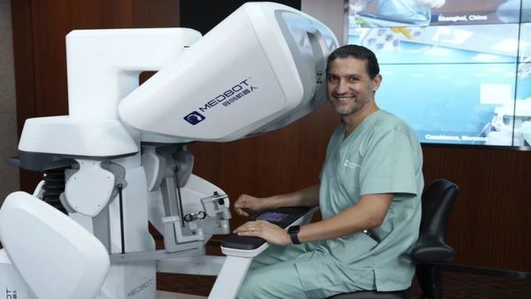 चीन में डॉक्टर, मोरक्को में मरीज: हजारों किलोमीटर की दूरी के बीच दुनिया की सबसे लंबी रिमोट सर्जरी कैसे की गई?
