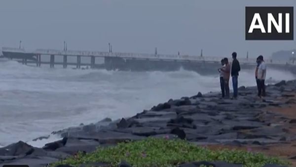 Fengal Cyclone: आज शाम तक पुड्डुचेरी में दस्तक देगा फेंगल, स्कूल-कॉलेज बंद, बस सेवा ठप