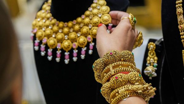 Gold Price Today: सोने के दाम में गिरावट, चेक करें क्या है आज गोल्ड-सिल्वर का रेट 