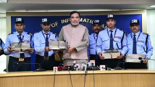 AAP सरकार ने नाइट सिक्योरिटी गार्ड्स को इलेक्ट्रिक हीटर वितरित करने का अभियान किया शुरू