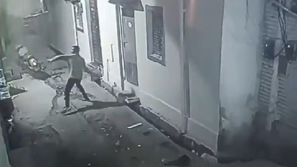 Gwalior: हिस्ट्रीशीटर की गुंडागर्दी तो देखिए, शराब खरीदने के लिए पैसे नहीं देने पर पड़ोसी पर किया हमला, VIDEO