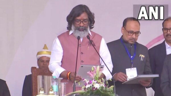 Hemant Soren Oath: हेमंत सोरेन ने झारखंड के 14वें मुख्यमंत्री के रूप में ली शपथ, राहुल-खड़गे समेत यह लोग