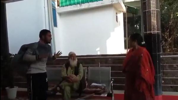 'आप हिंदुस्तानी है तो जय श्री राम बोलिए', पहले शॉल बेचने वाले कश्मीरियों से की बदसलूकी, फिर मांगनी पड़ी माफी