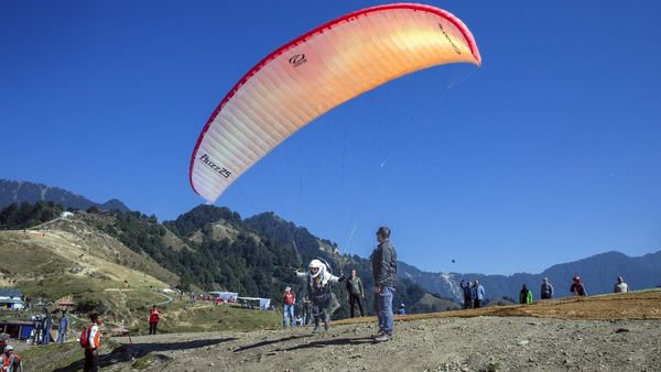 Himachal Pradesh Paragliding Accident: पोलिश पैराग्लाइडर फंसे, सुरक्षा के बावजूद जोखिम बरकरार