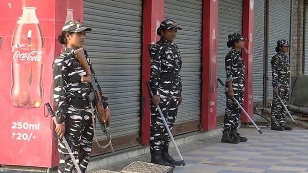 मणिपुर हिंसा: इम्फाल में कर्फ्यू, 6 जिलों में इंटरनेट बंद, नेताओं के घरों पर हमले