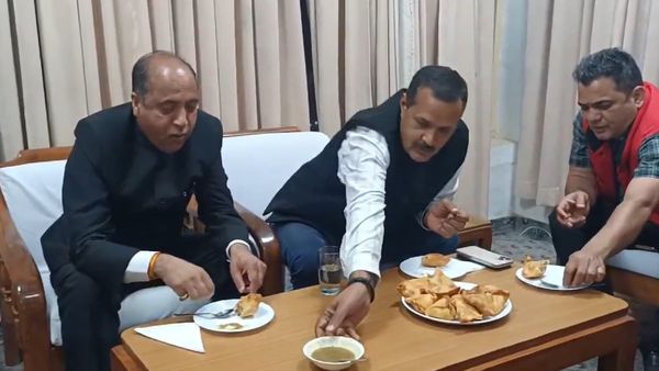 Samosa Kand: पूर्व सीएम जयराम ठाकुर ने की 'समोसा' पार्टी, भाजयुमो ने शिमला में निकाला 'समोसा' मार्च