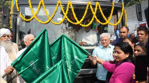 दिल्लीवासियों को मिली बसों की सौगात, परिवहन मंत्री ने दिखाई हरी झंडी