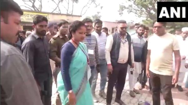 Jharkhand Chunav: कल्पना सोरेन ने गांडेय के मतदान केंद्रों का किया दौरा, गठबंधन के नेताओं ने की वोटिंग की अपील