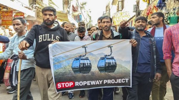 J&K: कटरा में वैष्णों देवी रोपवे के खिलाफ प्रदर्शन जारी, दो लोगों को हिरासत में लिया, 1 घंटे बाद छोड़ा
