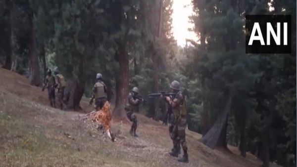 जम्मू कश्मीर में तीन मुठभेड़, किश्तवाड़ में सेना के JCO शहीद, सोपोर में एक आतंकी ढेर