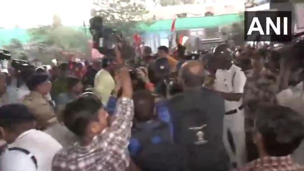 Bangladesh: कोलकाता में बांग्लादेश के अल्पसंख्यकों के समर्थन में प्रदर्शन, पुलिस और हिंदू महासभा में झड़प