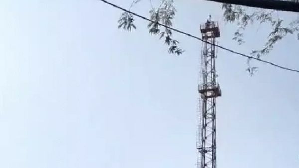 ट्रैक्टर जब्त होने पर हाई वोल्टेज ड्रामा, शख्स टावर पर चढ़ा, दी आत्महत्या की धमकी