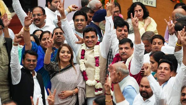 दिल्ली MCD पर फिर आम आदमी पार्टी का कब्जा, महेश खींची चुने गए नए मेयर, 3 वोटों से जीते