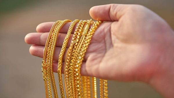 पत्नी के लिए सोना खरीदकर मालामाल हुआ शख्स! पलभर में बदली किस्मत, मिले 8 करोड़