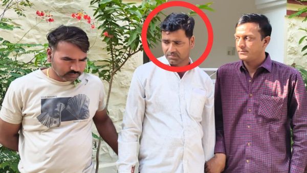 रंगे हाथों पकड़ा गया SI का सहयोगी, फरियादी से 30 हजार की घूस लेते लोकायुक्त पुलिस ने दबोचा