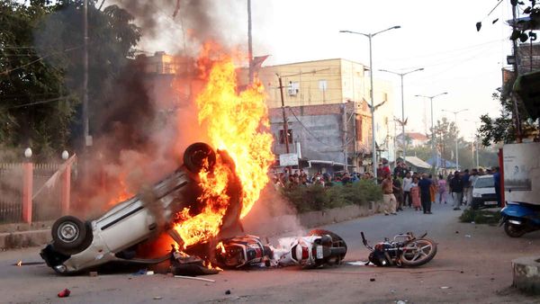 मणिपुर में फिर भड़की हिंसा, 7 जिलों में इंटरेट ठप, लगा कर्फ्यू, CM आवास पर हमले का प्रयास