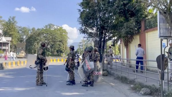 मणिपुर में फिर भड़की हिंसा, सीएम बीरेन सिंह के घर पर हमला, 23 लोग अरेस्ट, इंफाल में लगा कर्फ्यू