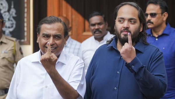 Maharashtra Chunav: मुकेश अंबानी, बेटे अनंत ने परिवार समेत डाला वोट, दिखाया वोटिंग साइन
