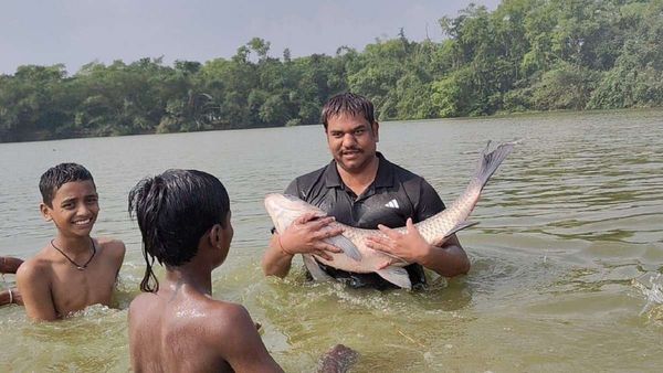 Bihar Politics: मुकेश सहनी ने पकड़ी 40 KG की मछली, दिया स्पष्ट संदेश, VIP को 4 नहीं 40 तक पहुंचना है