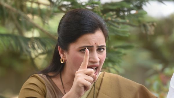 Maharashtra Chunav: अमरावती में भाजपा नेता नवनीत राणा की रैली पर हमला, भीड़ ने फेंकी कुर्सियां, सुरक्षा पर सवाल