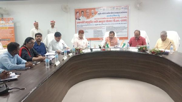 Mahrajganj News: आयुष्मान कार्ड को लेकर डीएम ने अधिकारियों दिए यह खास निर्देश