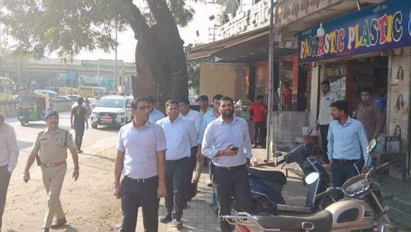 Indore News: ट्रैफिक सुधारने सड़क पर उतरे कलेक्टर, देखते रह गए लोग ऐसा लिया एक्शन