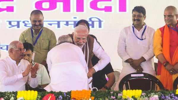 Bihar News: नीतीश ने तीसरी बार की PM के पैर छूने की कोशिश, मोदी ने हाथ थामकर यूं दिया सम्मान